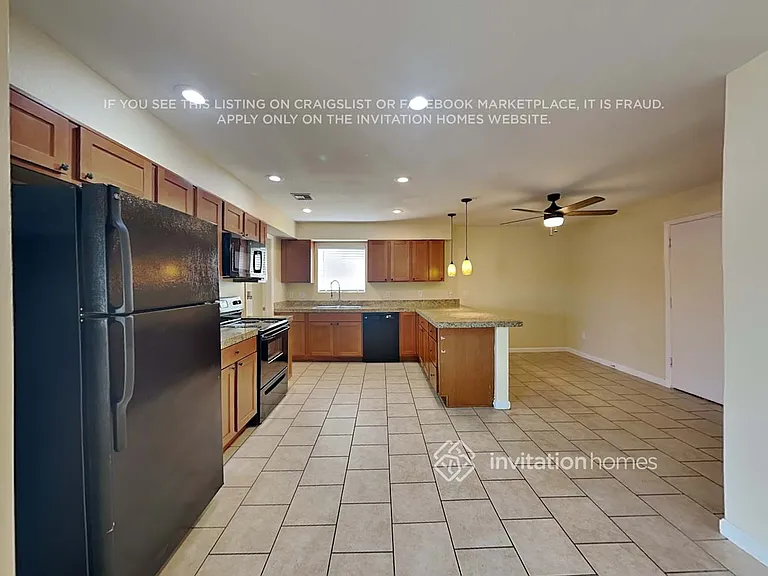 2911 W Laurel Ln — Photo 6
