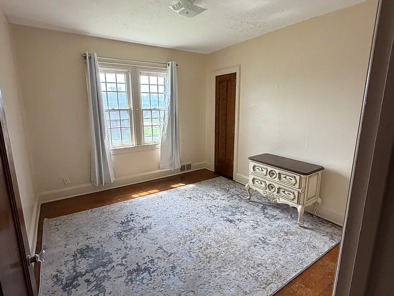 489 W Judson Ave — Photo 1