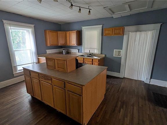 3rd image of 820 Vine St