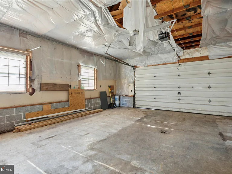 888 Queen St — Photo 23
