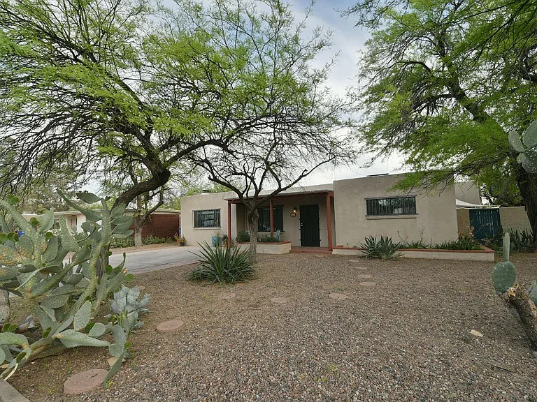 2842 E Blacklidge Dr — Photo 1
