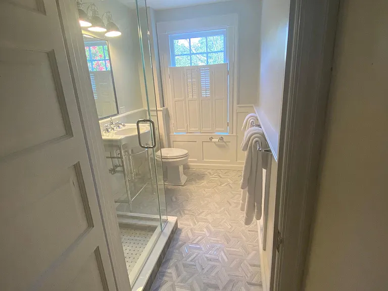 2nd floor hallway full bathroom