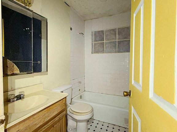 27th image of 1709 Emerson Ave