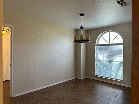 4th image of 401 Palm Cir