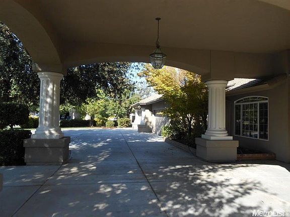 2nd image of 27918 Sharon Ct