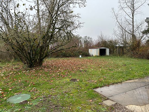 3rd image of 1925 Greenwood Rd S