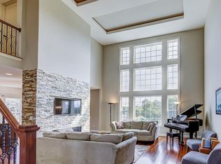 W207N5576 Carters Crossing Cir, Menomonee Falls, WI 53051