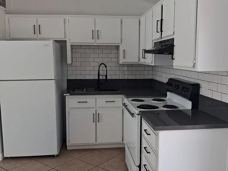 13221 N 21st Pl — Photo 2