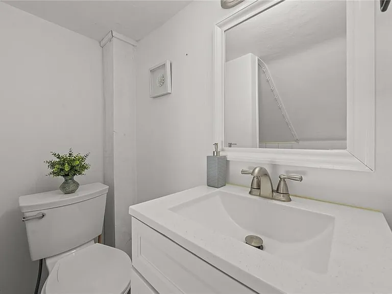 624 Broadway St E — Photo 15