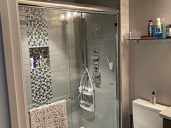 5th image of 331 Barrington Square Est APT E