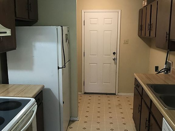 2nd image of 413 Knollwood Cir #A