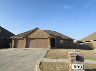 609 SW 28th St, Moore, OK 73160