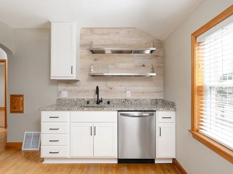 3388 S Kinnickinnic Ave — Photo 4