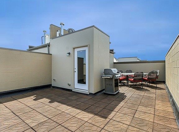 5th image of 922 Warren Ave #202