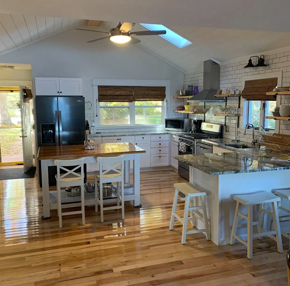 961 Woodcliff Dr — Photo 1