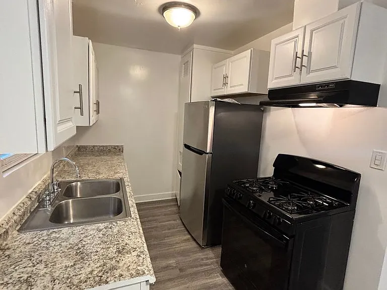 1220 S Manhattan Pl — Photo 2