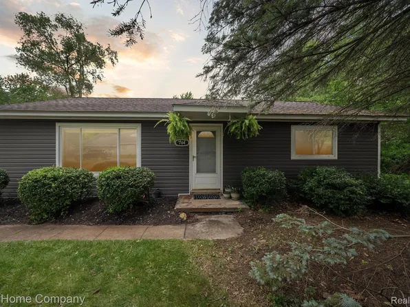 764 Dunreath St, Walled Lake, MI 48390