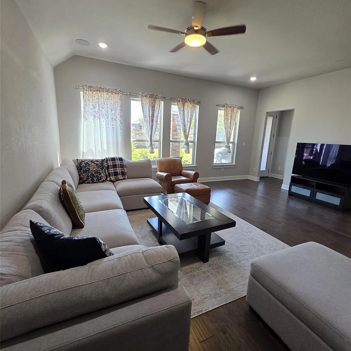 4 bed, 3.0 bath, 2229 sqft, $2,490 — Photo 3