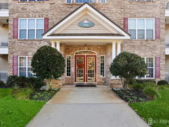 114 Sophee Ln, Lakewood, NJ 08701