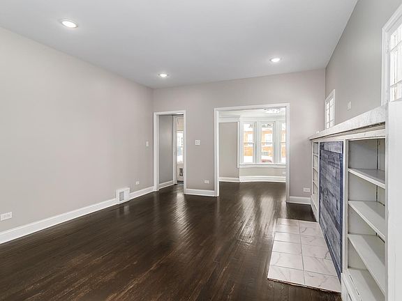 3rd image of 330 W 15th Pl