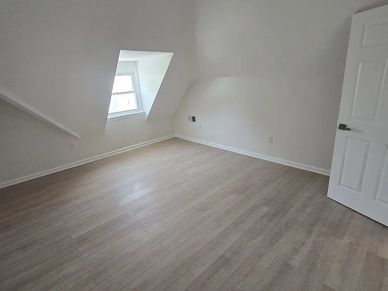 13 Vermont Ave — Photo 15