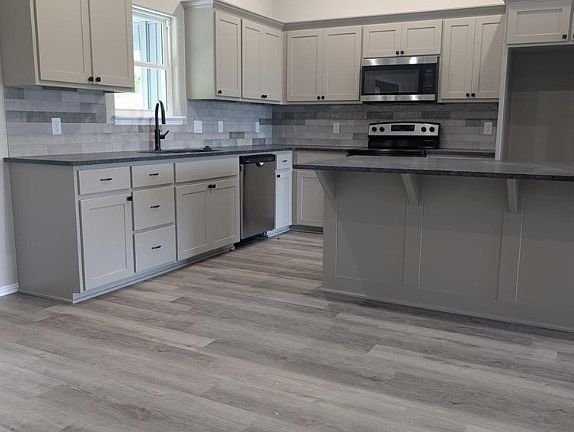 5th image of 303 Harding St