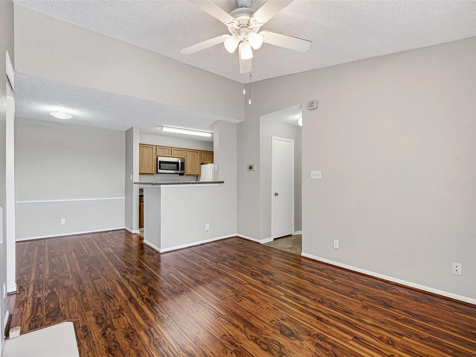 2 bed, 1.0 bath, 844 sqft, $1,295 — Photo 1