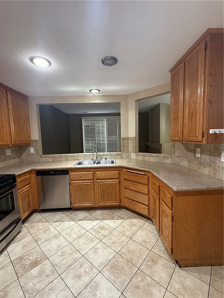 3 bed, 2.5 bath, 1554 sqft, $3,100 — Photo 4
