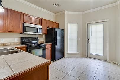 4th image of 688 S Solis Ave #2-1