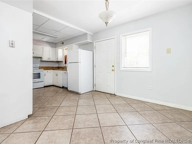 2328 Barrington Cir — Photo 14