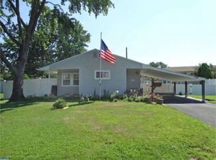 285 Pinewood Dr, Levittown, PA 19054