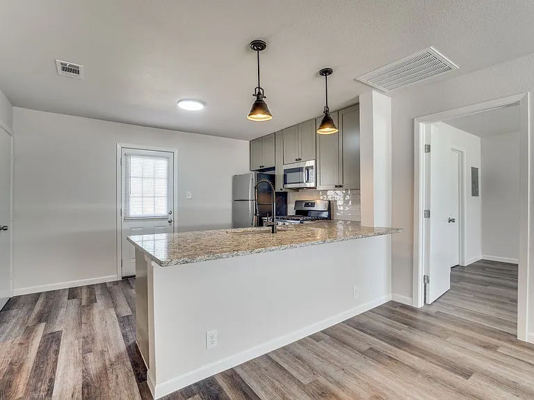 1302 Margie St — Photo 4