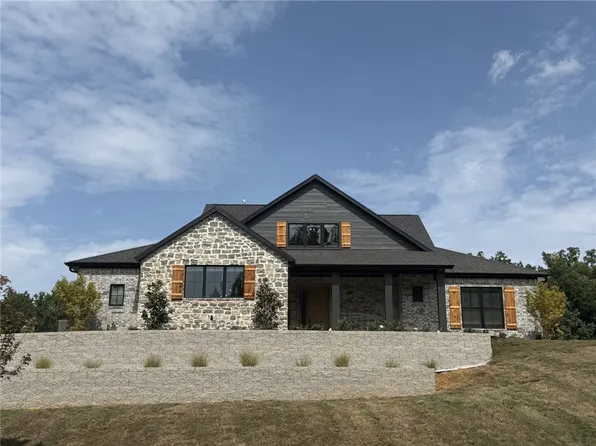 586 Winding Spring Dr, Fayetteville, AR 72703
