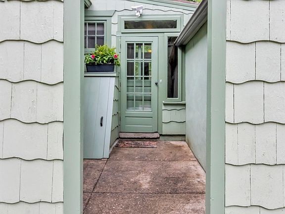 4th image of 387 Willow St