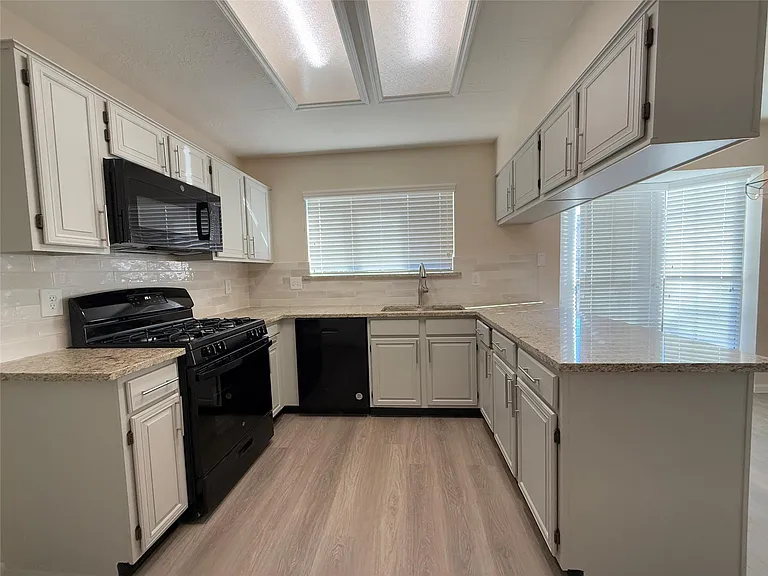 1559 Hillside Elm St — Photo 11