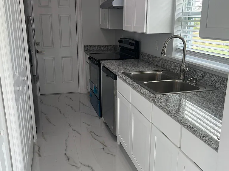713 Lincoln Rd NE — Photo 10