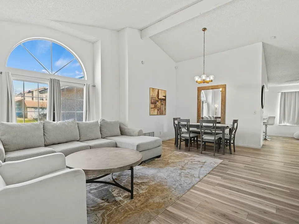 752 E Avenue J9