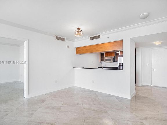5th image of 1800 N Bayshore Dr APT 2410