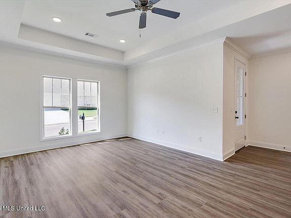 4th image of 528 Stone Brook Pl