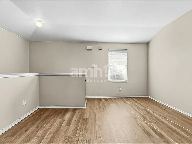 429 Grant Ln — Photo 12