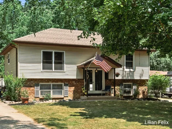 195 Cahill Dr, Rockford, MI 49341