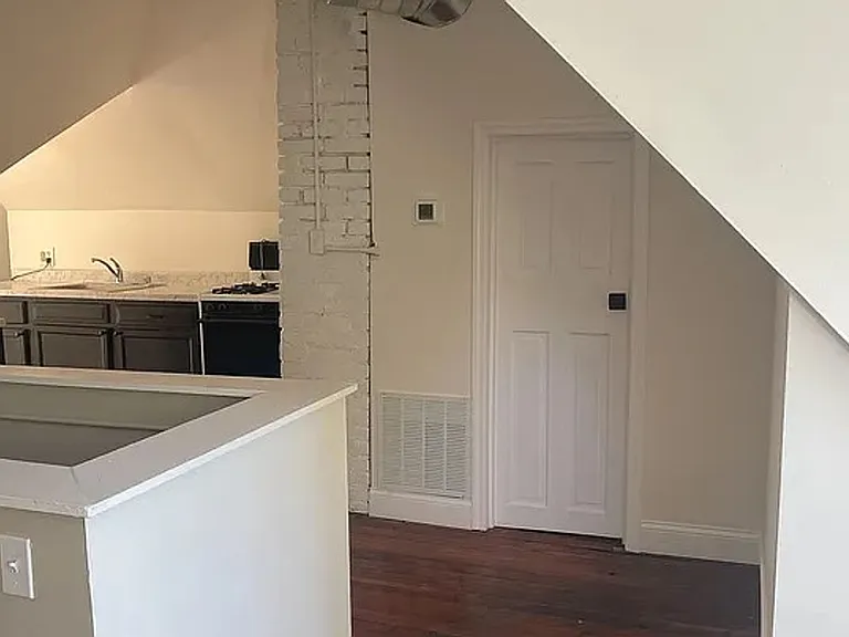 114 Blackburn Ave — Photo 2