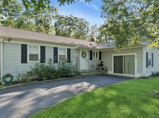 4 Arbor Ln, Hampton Bays, NY 11946