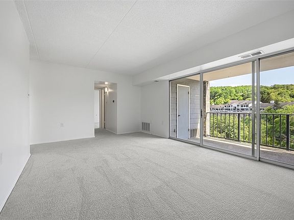 3rd image of 2160 Greentree Rd APT 105W