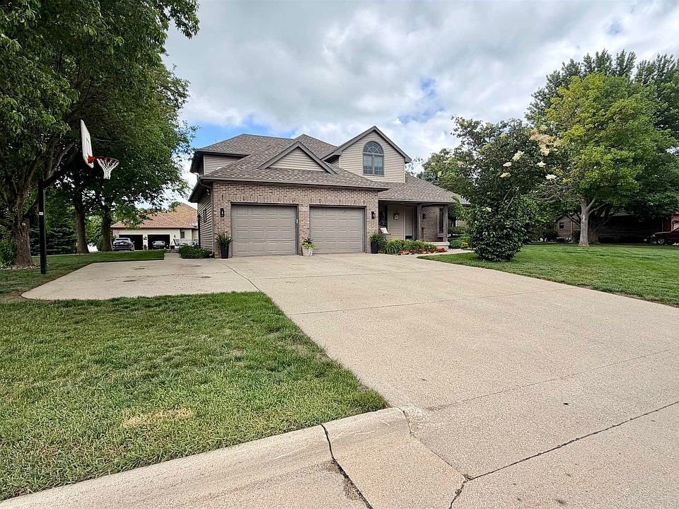 1st image of 925 Leona Cir