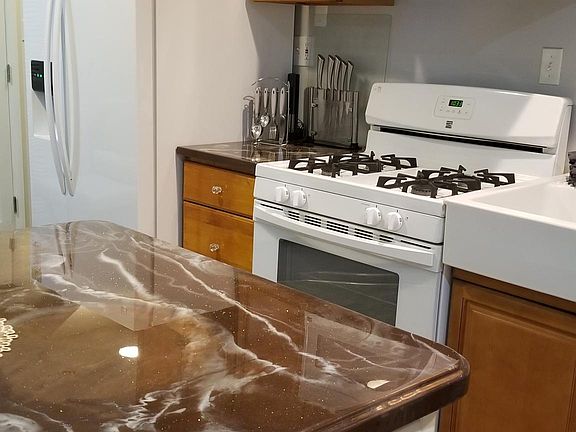 ice maker refrig, upgrade table top, stocked kitchen with accessories