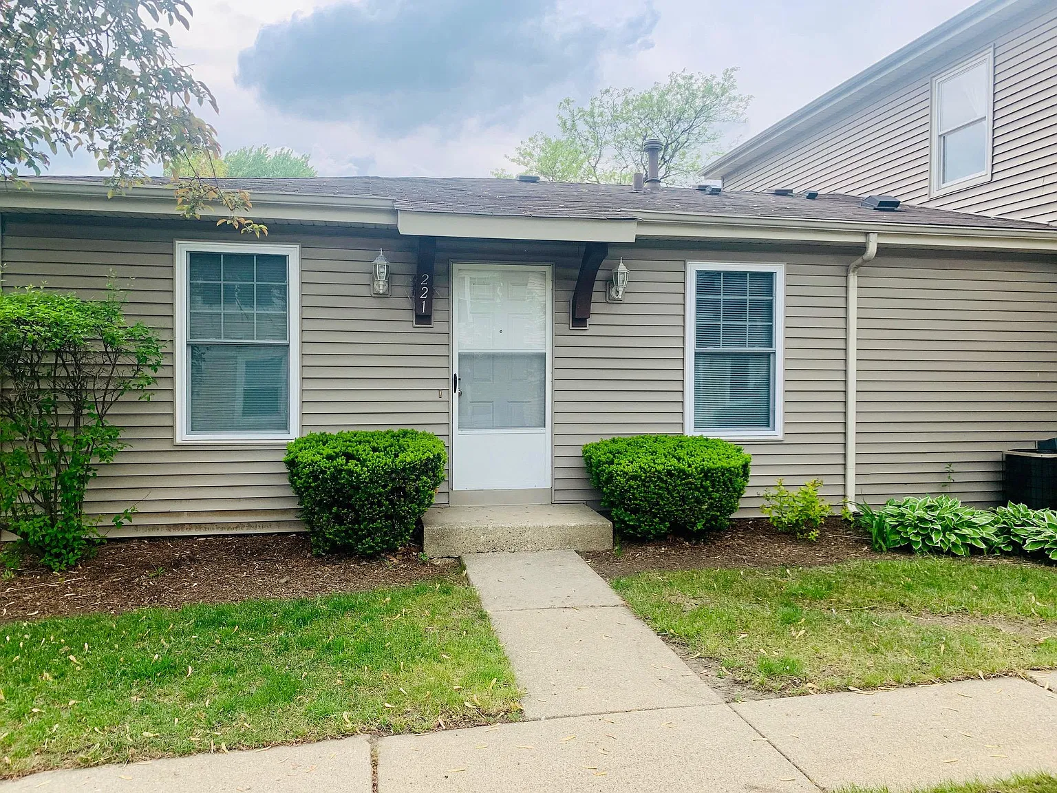 221 Winfield Ct — Photo 1