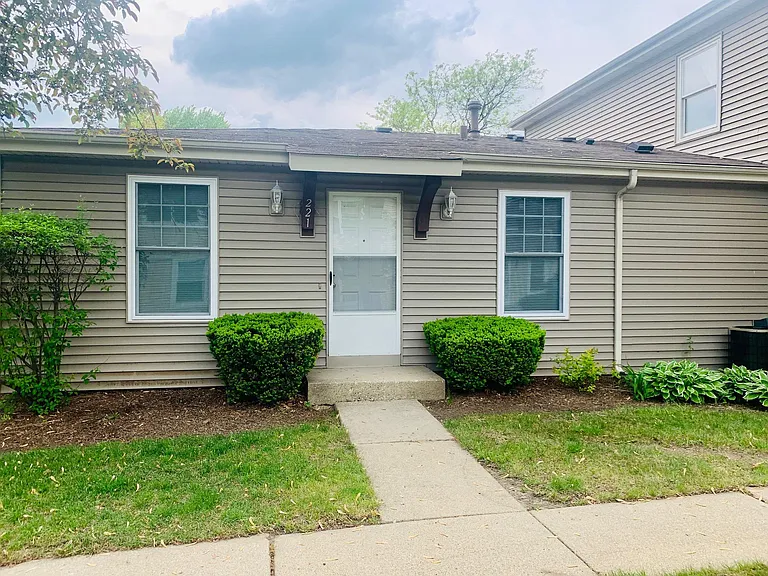 221 Winfield Ct — Photo 1