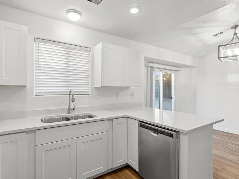 772 S 220 East Cir — Photo 5