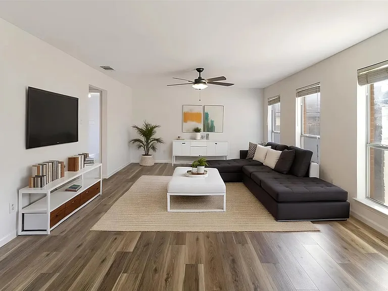 813 Silverbrook Dr — Photo 3